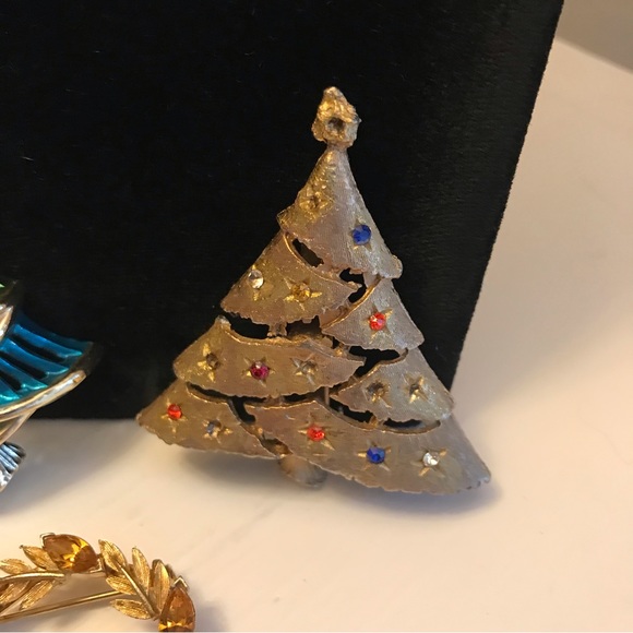 3 vintage Christmas themed pins. - Picture 5 of 7